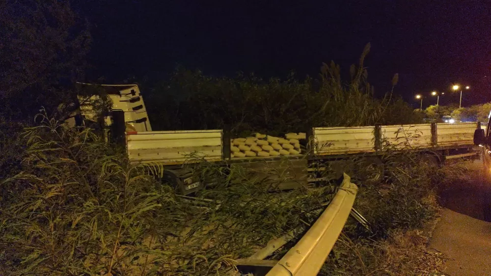 Çimento yüklü tır devrildi, şans eseri yaralanan olmadı