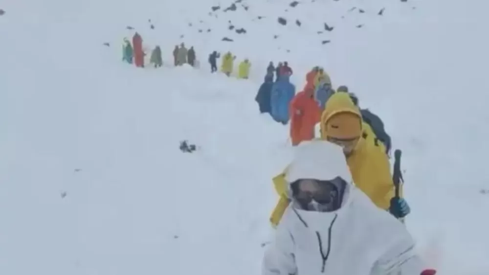 Çin EverestEveres Dağında Kar Fırtınasında Mahsur Kalan Bin Kişiden 350  kişi kurtarıldı 