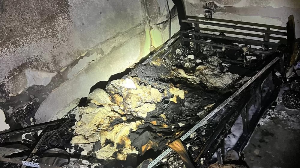 Dairede çıkan yangında bir oda kullanılamaz hale geldi