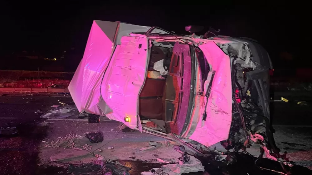 Demir yığınına dönen kamyonetlerde 3 kişi yaralandı