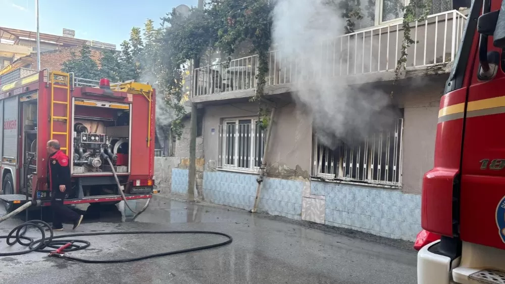 Denizli'de giriş katında başlayan yangın evi küle çevirdi