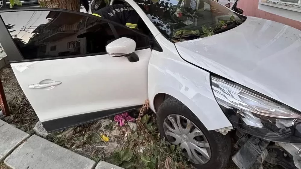 Denizli’de yoldan çıkan otomobil önce ağaca sonra eve çarptı