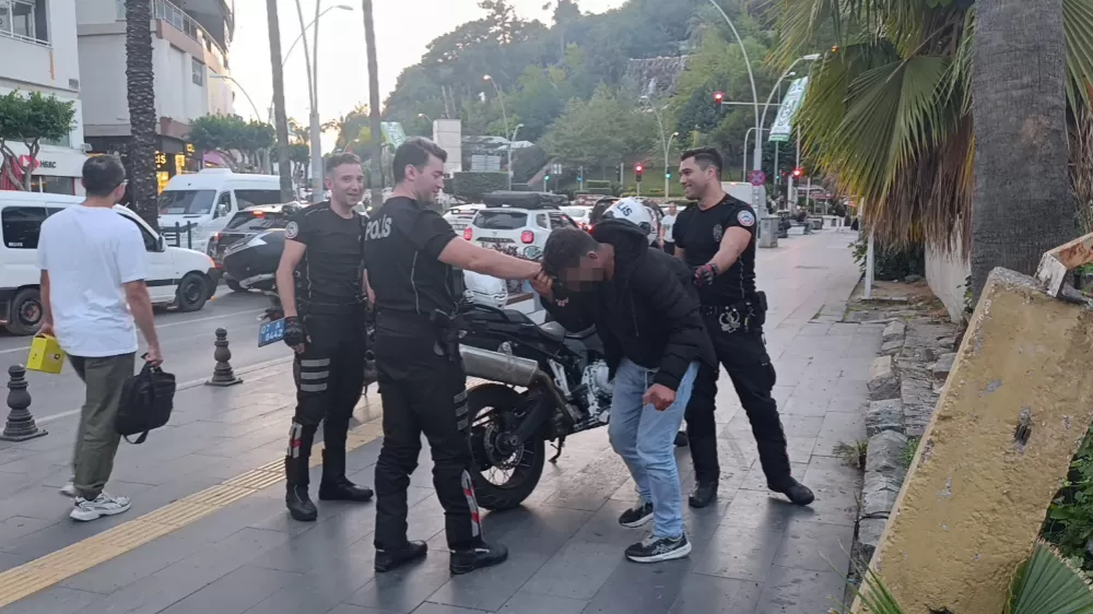 Dolmuş durağında baygın halde bulundu, polisleri görünce elini öptü