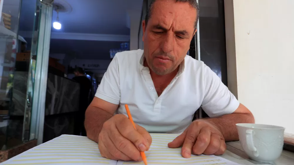 Ehliyet sahibi olabilmek için 48 yaşında okuma-yazma öğrenmeye başladı