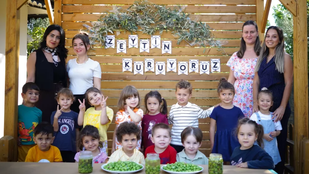 Ekiplerin topladığı zeytinleri minikler işledi