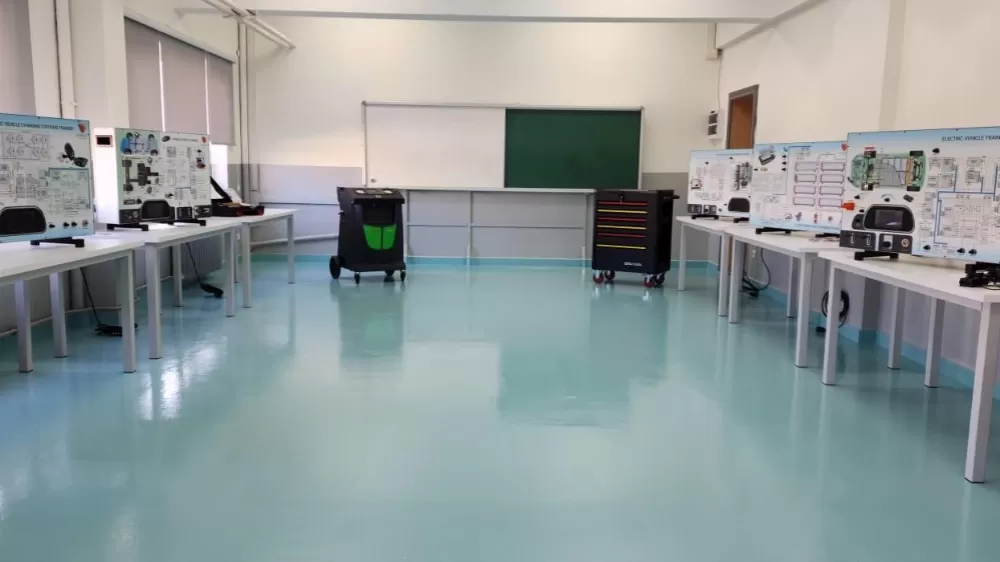 Elektrikli araçlar eğitim merkezinde kurulum çalışmaları hızla ilerliyor