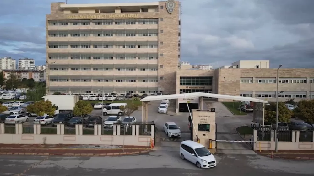 Engelli vatandaşın evini satıp parayı kız arkadaşının hesabına aktaran emlakçı yakalandı