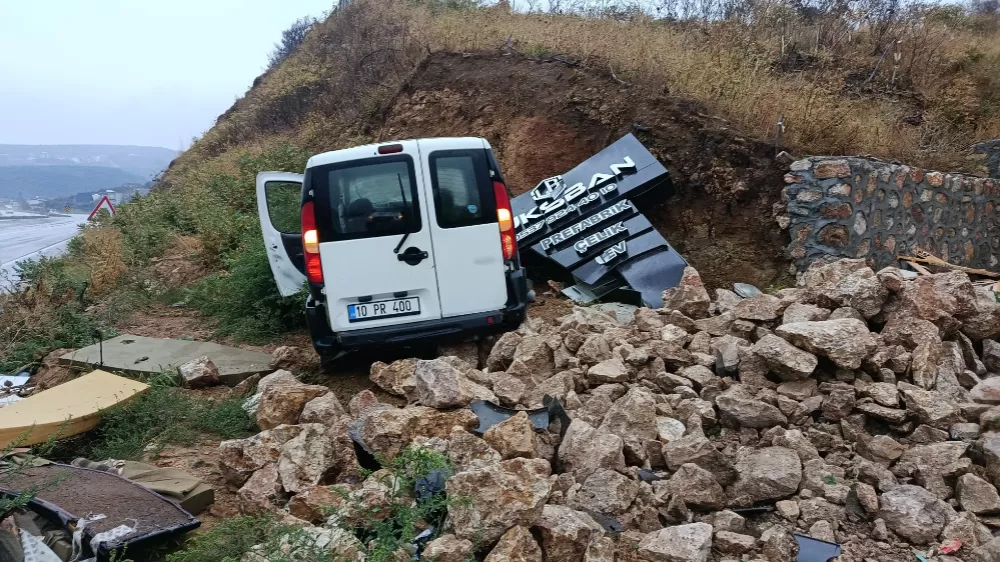 Erdek'te kaygan yolda ticari araç duvara çarptı, sürücü yaralandı