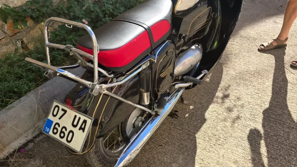 Gazipaşa'da mıcırda kayan motosiklet devrildi: 2 yaralı