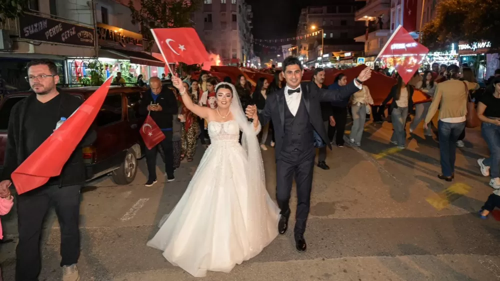 Gelinle damat düğünden önce fener alayına katıldı