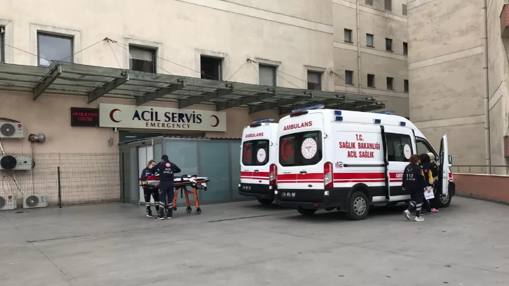 Genç kadın evinin camından düşerek ağır yaralandı