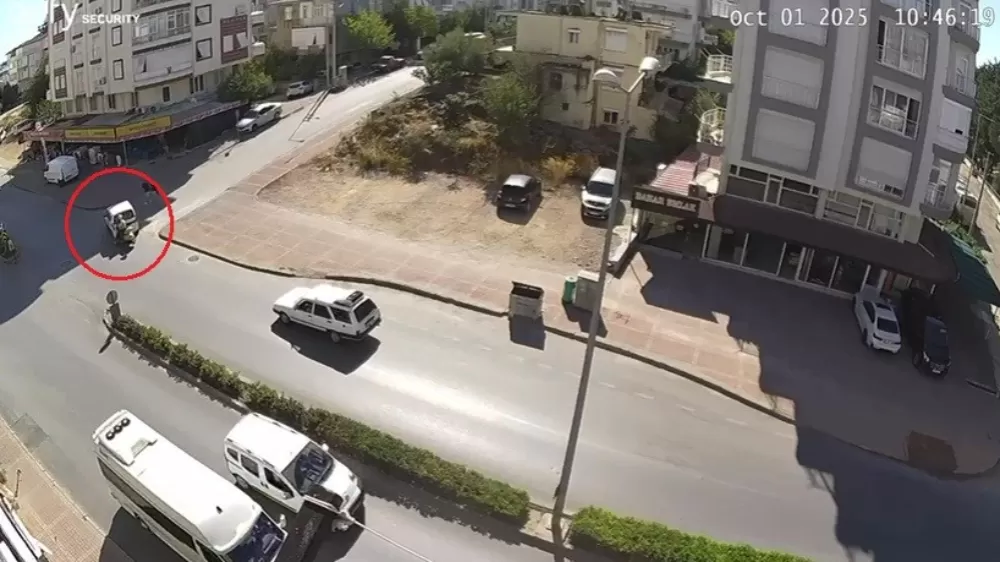 Hafif ticari araç ile motosiklet çarpıştı: 2 yaralı