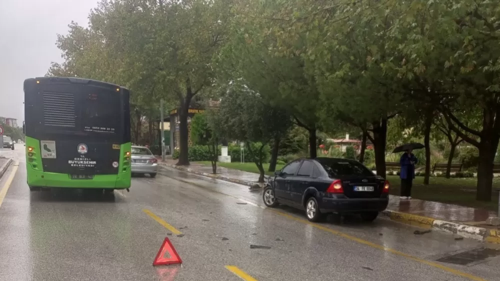  Halk otobüslerinin biri bozuldu, diğeri kaza yaptı