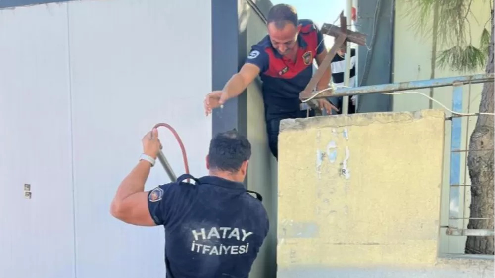 Hatay’da yürekleri ısıtan kurtarma! Sıkıştığı yerden çıkarıldı