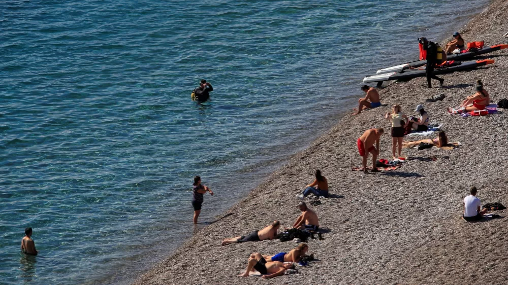  Hava sıcaklığı 26 dereceye çıktı, Antalya  Konyaaltı sahili doldu