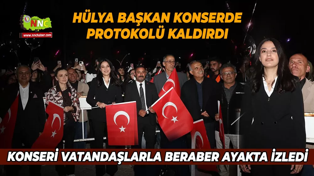Hülya Başkan konserde protokolü kaldırdı Konseri vatandaşlarla beraber ayakta izledi