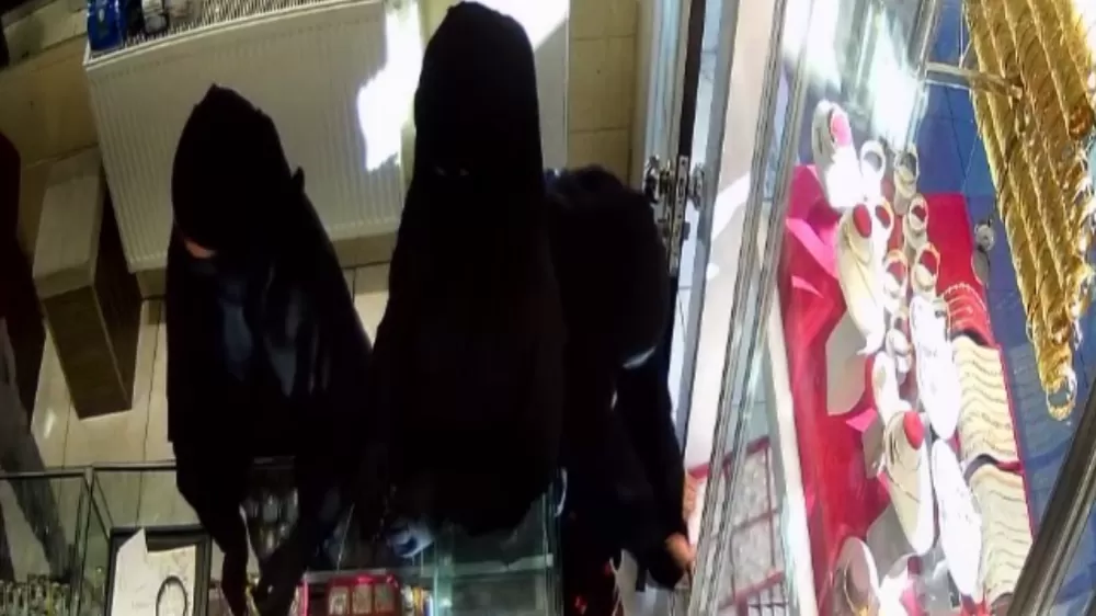  iki kadın oyaladı, birisi ise  vitrindeki milyonluk altın yüzükleri çaldı