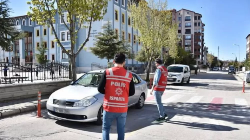 Isparta'da okul önleri ve kalabalık alanlarda denetim