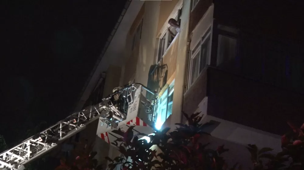 İstanbul Kadıköy'de 5 katlı binada korkutan yangın 20 kişi dumandan etkilendi