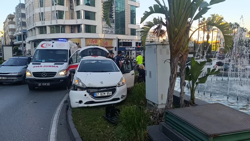 Otomobil refüje çıkıp sinyalizasyon direğini devirdi