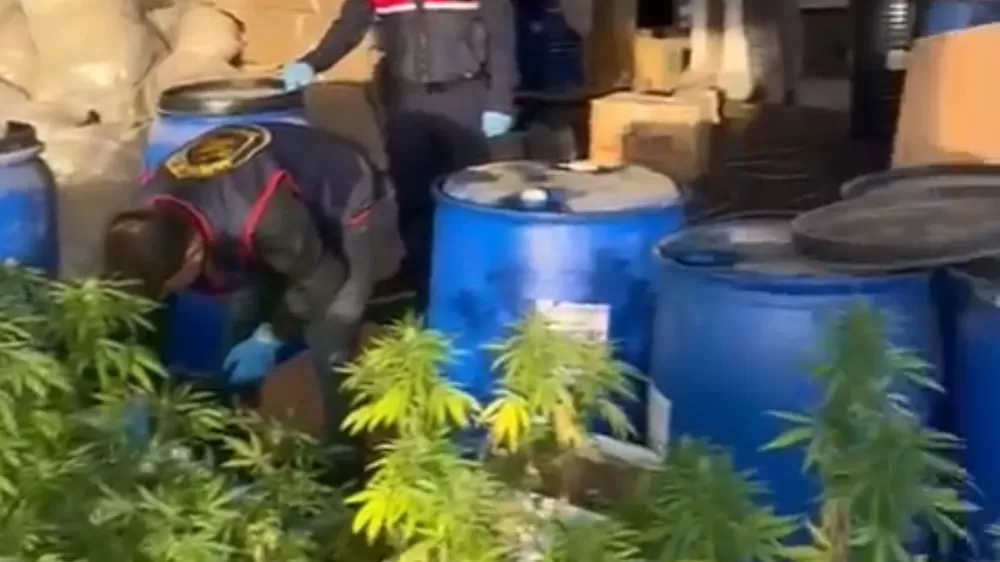 Jandarma evin deposunda bidona ekili uyuşturucu ele geçirdi