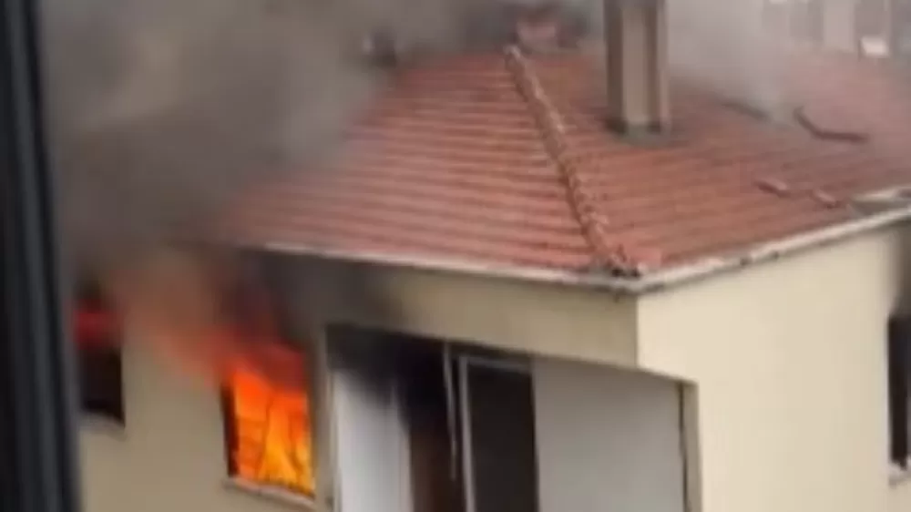 Kadıköy'de metruk binada çıkan yangın paniğe neden oldu