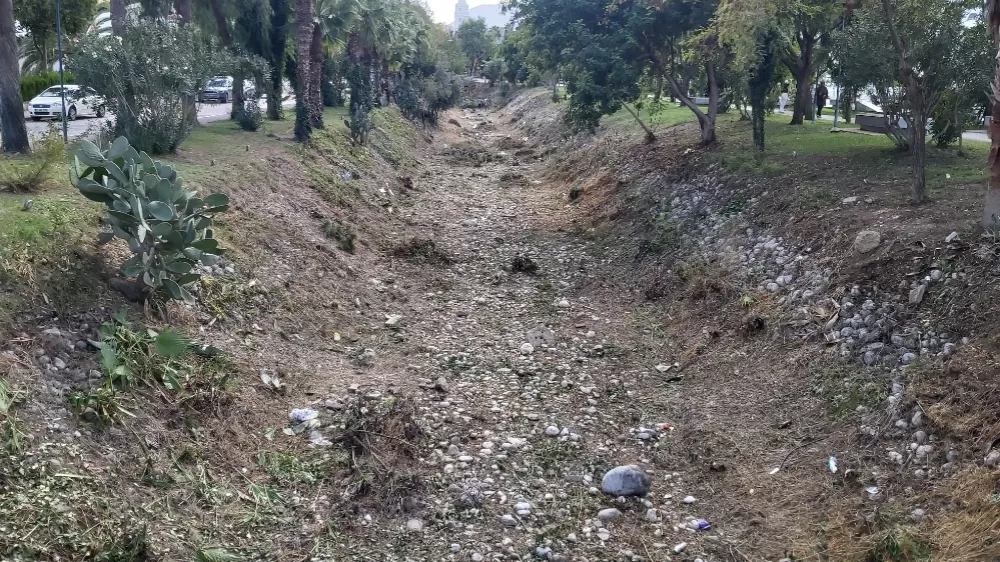 Kemer Belediyesi’nden kış öncesi dere temizliği