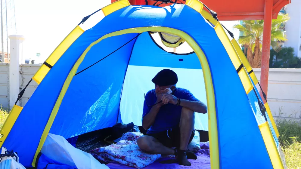 Kendisini bıçaklayıp uzaklaştırma alan eşini bankta yatarken görüp eve aldı, kendi evsiz kaldı