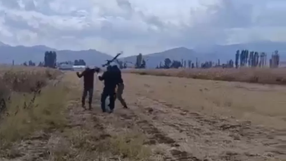 Kızının gözü önünde babayı darbettiler