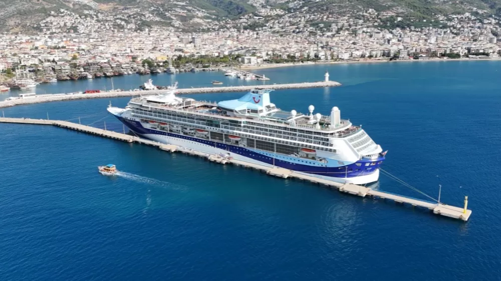 Lüks kruvaziyer bin 739 yolcu, 742 mürettebatıyla Alanya'ya demirledi