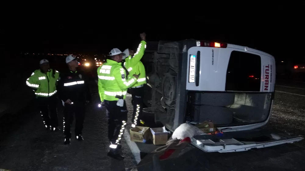 Malatya'da Hafif ticari araçla çarpışan tur midibüsü devrildi 13'ü öğrenci 14 kişi yaralandı