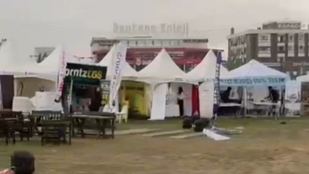 Malatya'da şiddetli fırtına çadırları uçurdu