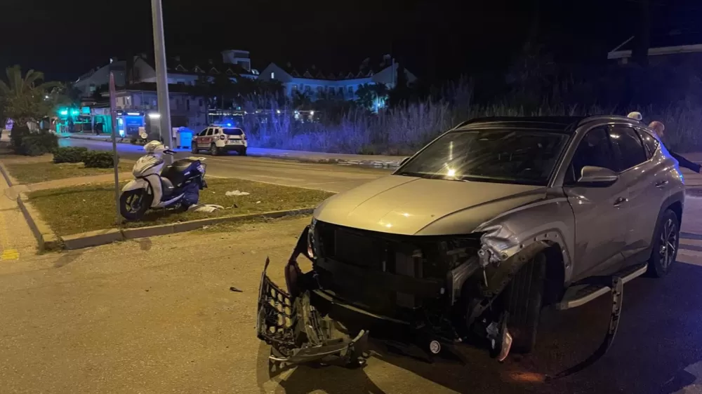 Manavgat'ta motosikletle otomobil çarpıştı: 1 yaralı