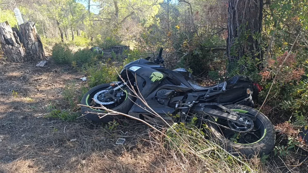 Manavgat'ta virajı alamayan motosikletli ağaca çarptı: 2 yaralı