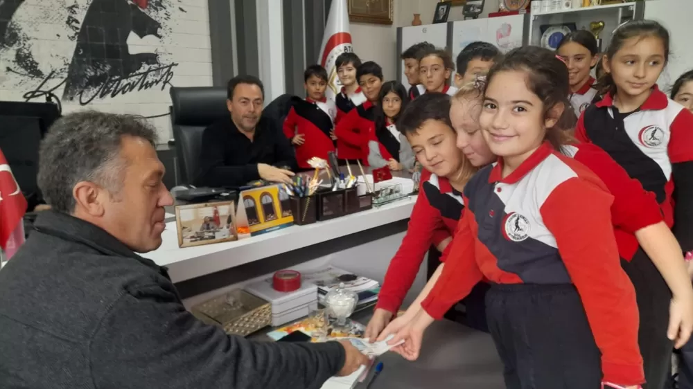 Minikler Gazze için bileklik yapıp sattı