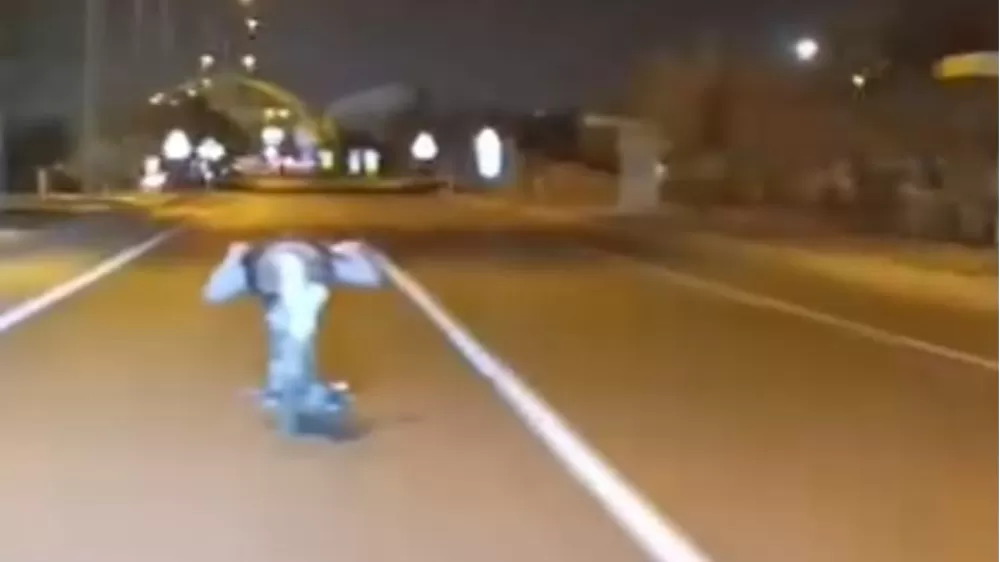 Motosikleti üzerine yatarak kullandı, ölüme davetiye çıkardı