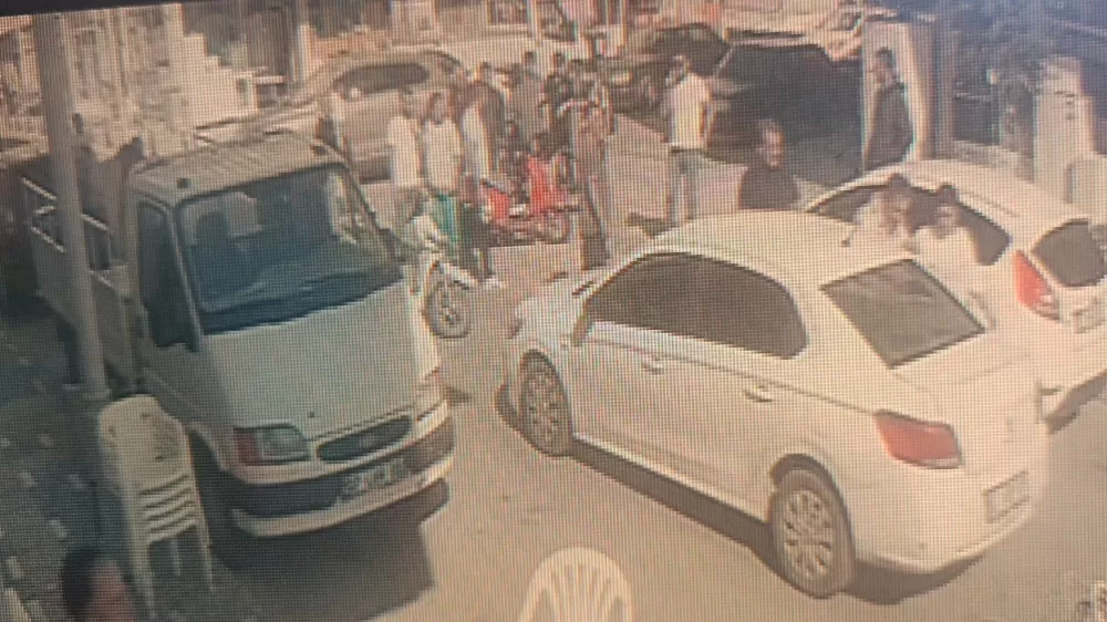 Motosikletli, önüne çıkan motosiklete çarpmamak isterken yola savruldu