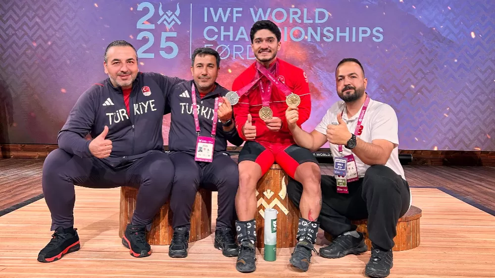  Muhammed Furkan Özbek, halterde 2025  dünya şampiyonu oldu