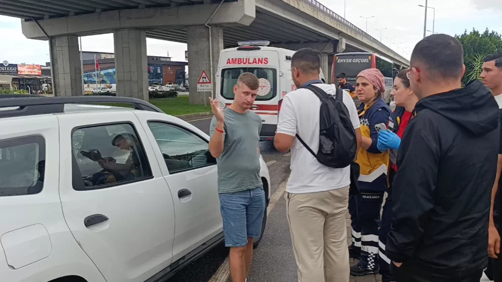 Otobüsün çarptığı otomobilin hafif yaralı sürücüsü, ailesini yalnız bırakmamak için hastaneye gitmedi