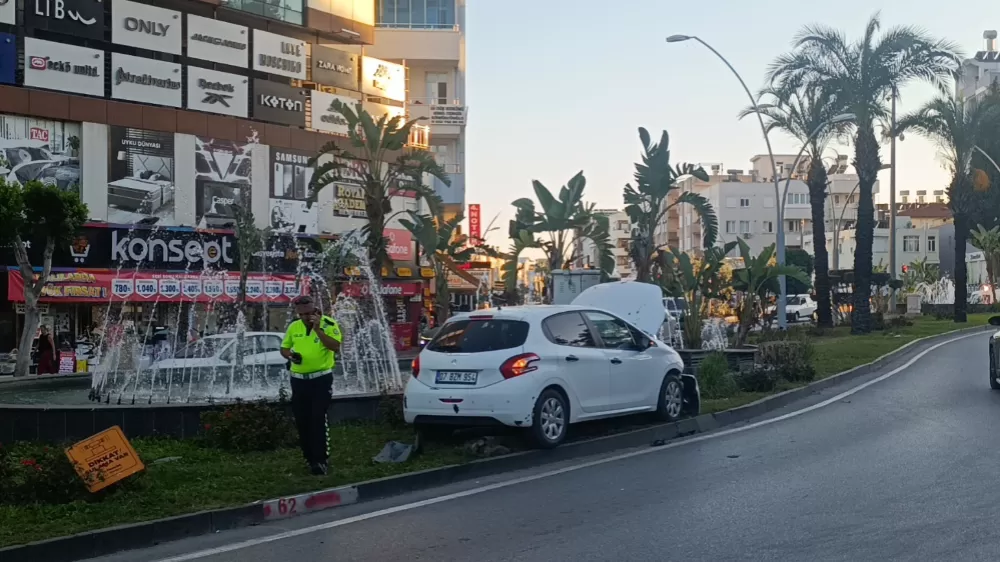 Otomobil refüje çıkıp sinyalizasyon direğini devirdi
