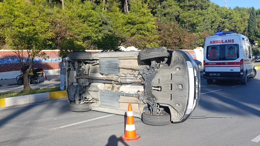 Park halindeki araçlara çarpıp yan yatan otomobilin sürücüsü yaralandı