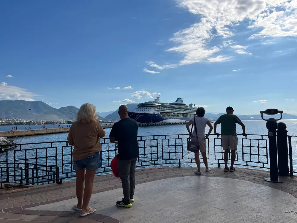 Lüks kruvaziyer bin 739 yolcu, 742 mürettebatıyla Alanya'ya demirledi