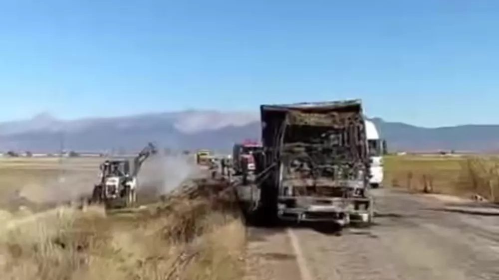 Saman yüklü kamyon yangın sonrası kullanılamaz hale geldi