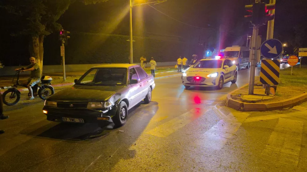 Şerit değiştiren otomobil motosiklete çarptı