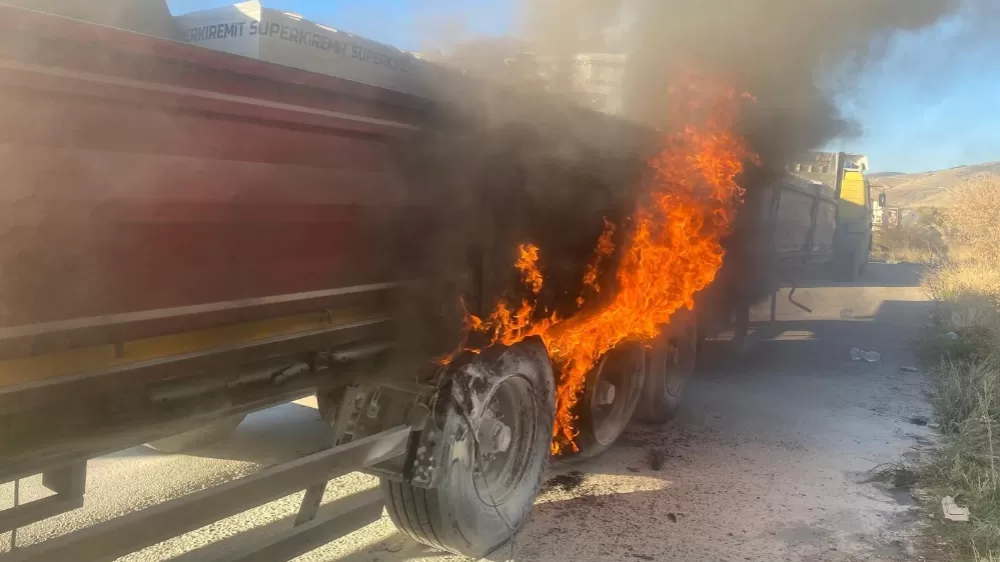 Seyir halindeki tırda çıkan yangın korkuttu