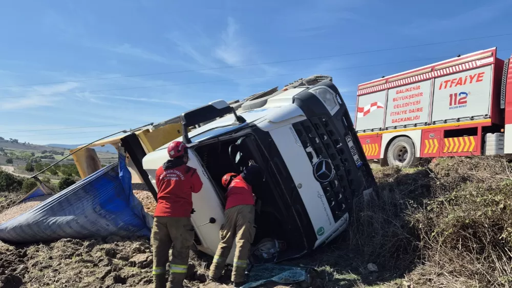  Susurluk’ta devrilen tırda 1 kişi yaralandı