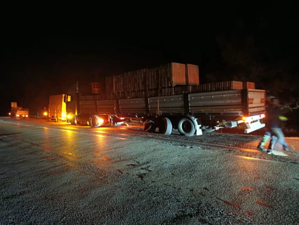 Feci kaza Bucak’ta can aldı! Tır ile otomobil çarpıştı