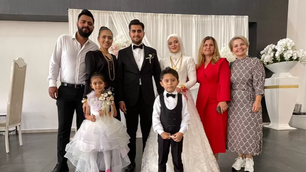 Tek torununa düğünde takı olarak ev, araba ve tarla hediye etti