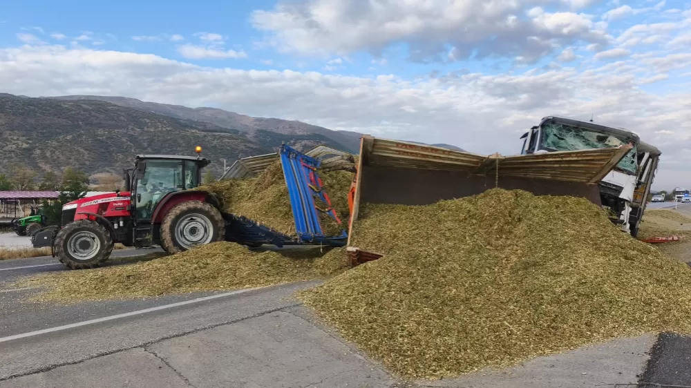 Tırın traktöre çarptığı kazada iki kişi yaralandı