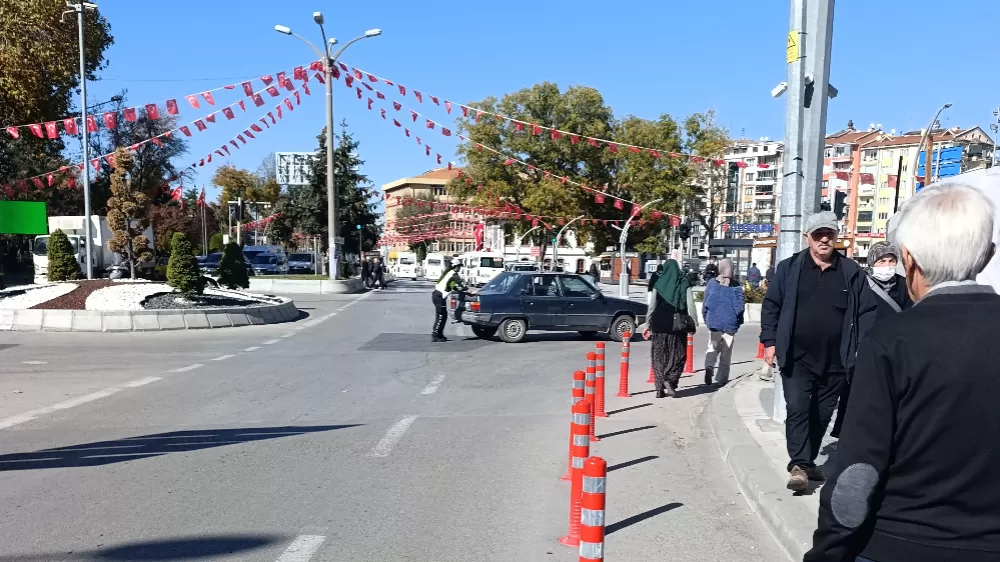 Trafikte yolun ortasında kalan otomobili kadın polis tek başına ittirerek çalıştırdı